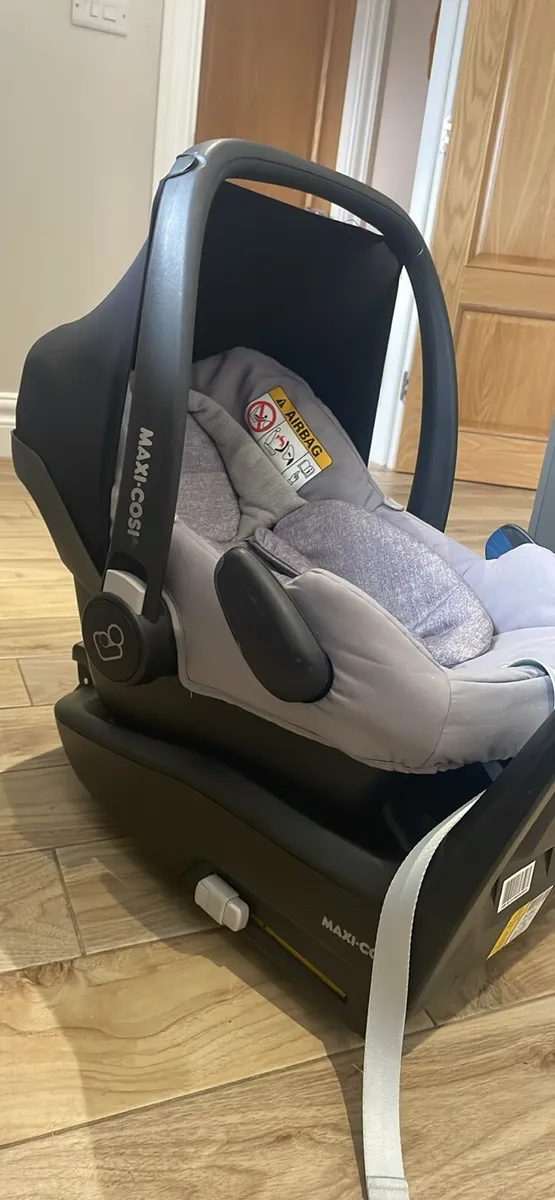 Maxi Cosi and Isofix base - Image 2