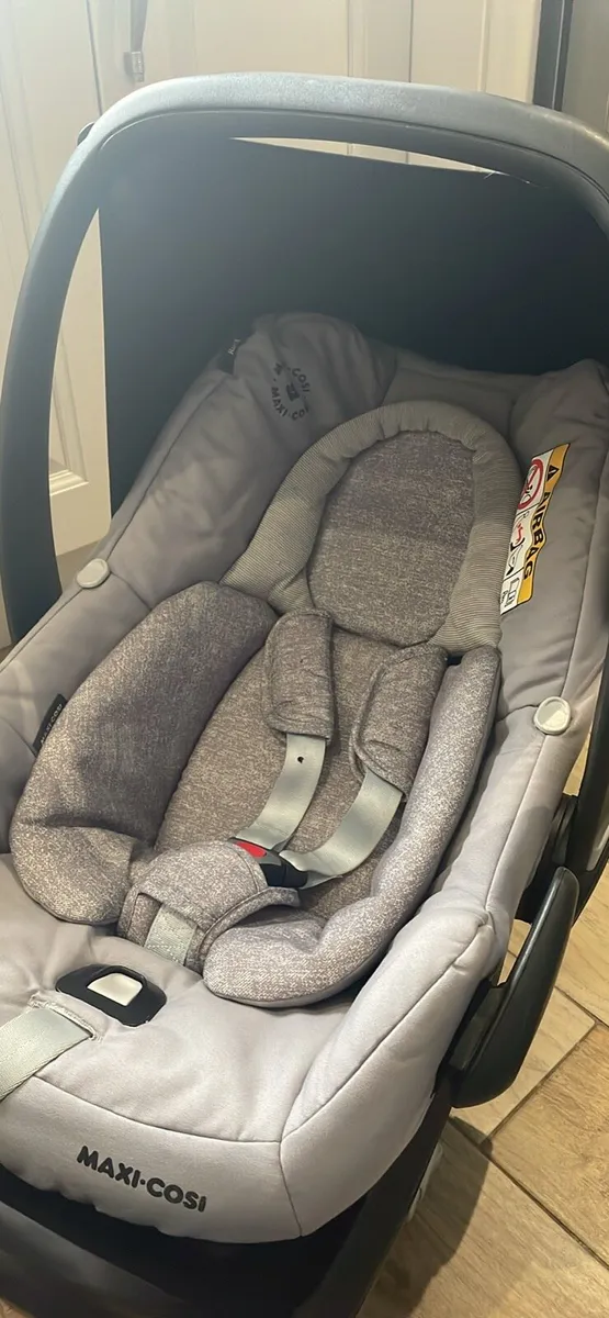 Maxi Cosi and Isofix base - Image 3