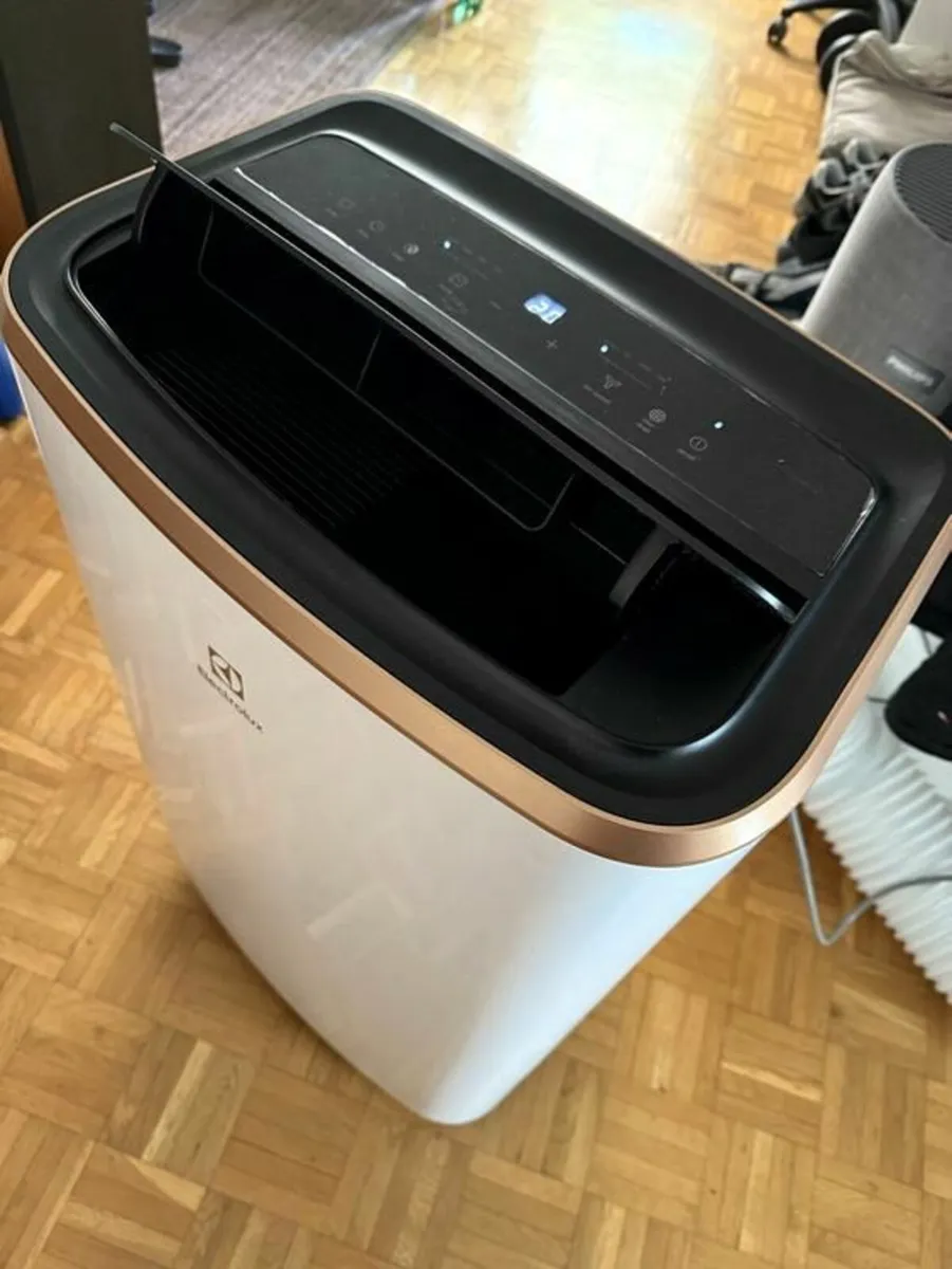 Like New Electrolux Chill Flex Pro Gold Mobile - Image 2