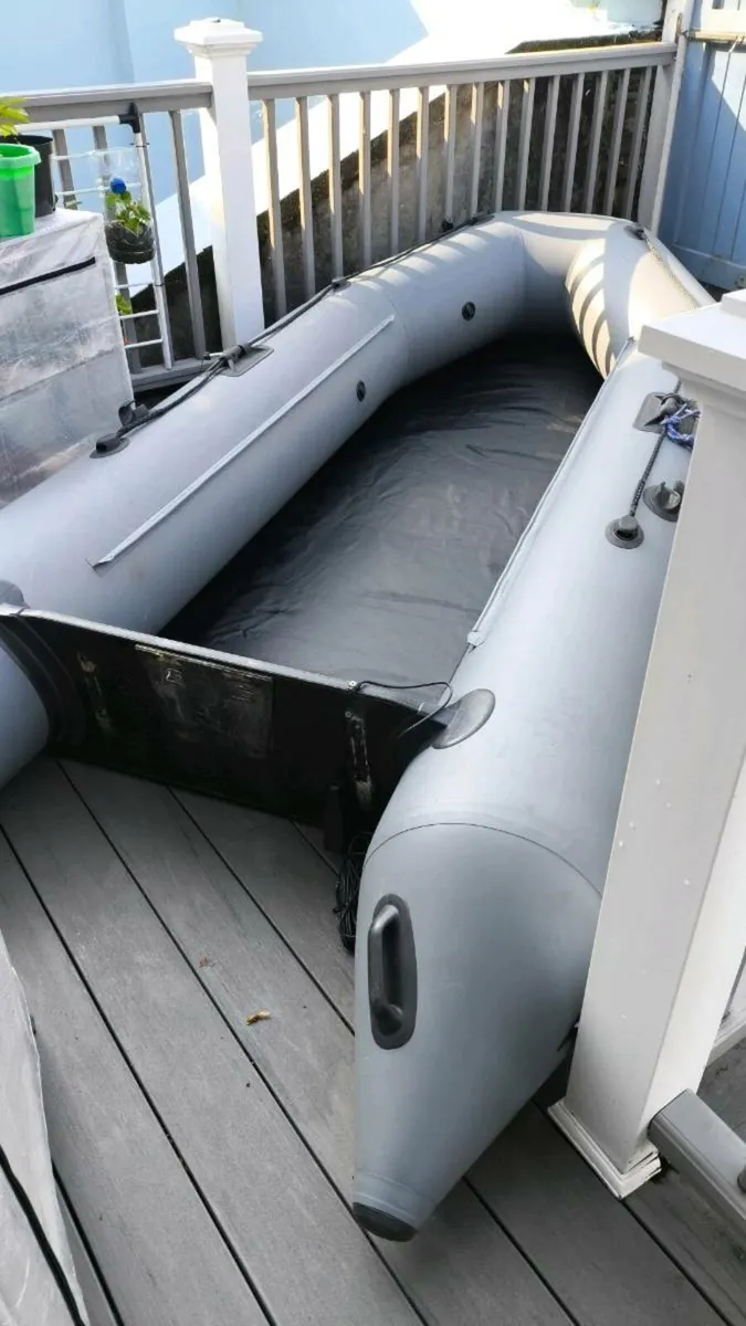 Inflatable boat with 6hp Johnson
engine and extras - Image 3