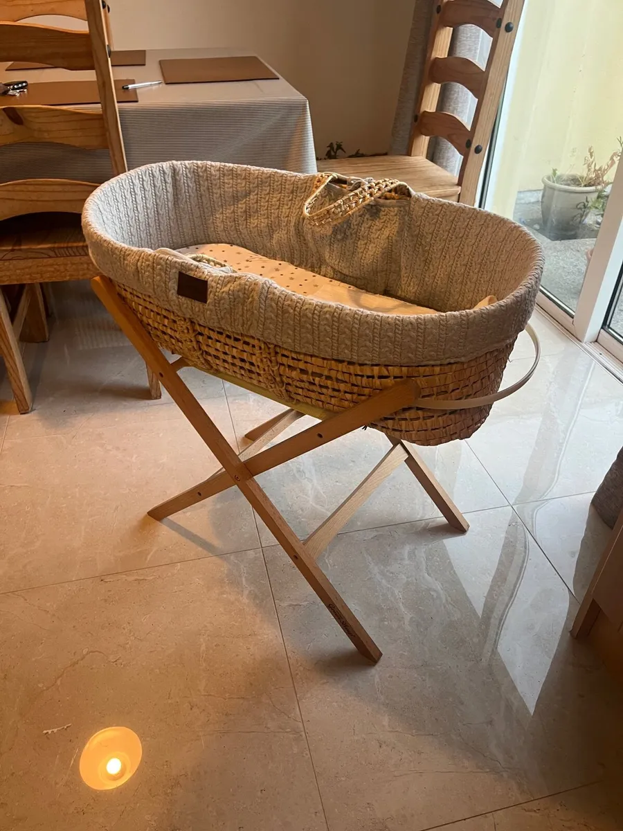 Green sheep Moses basket and stand - Image 1