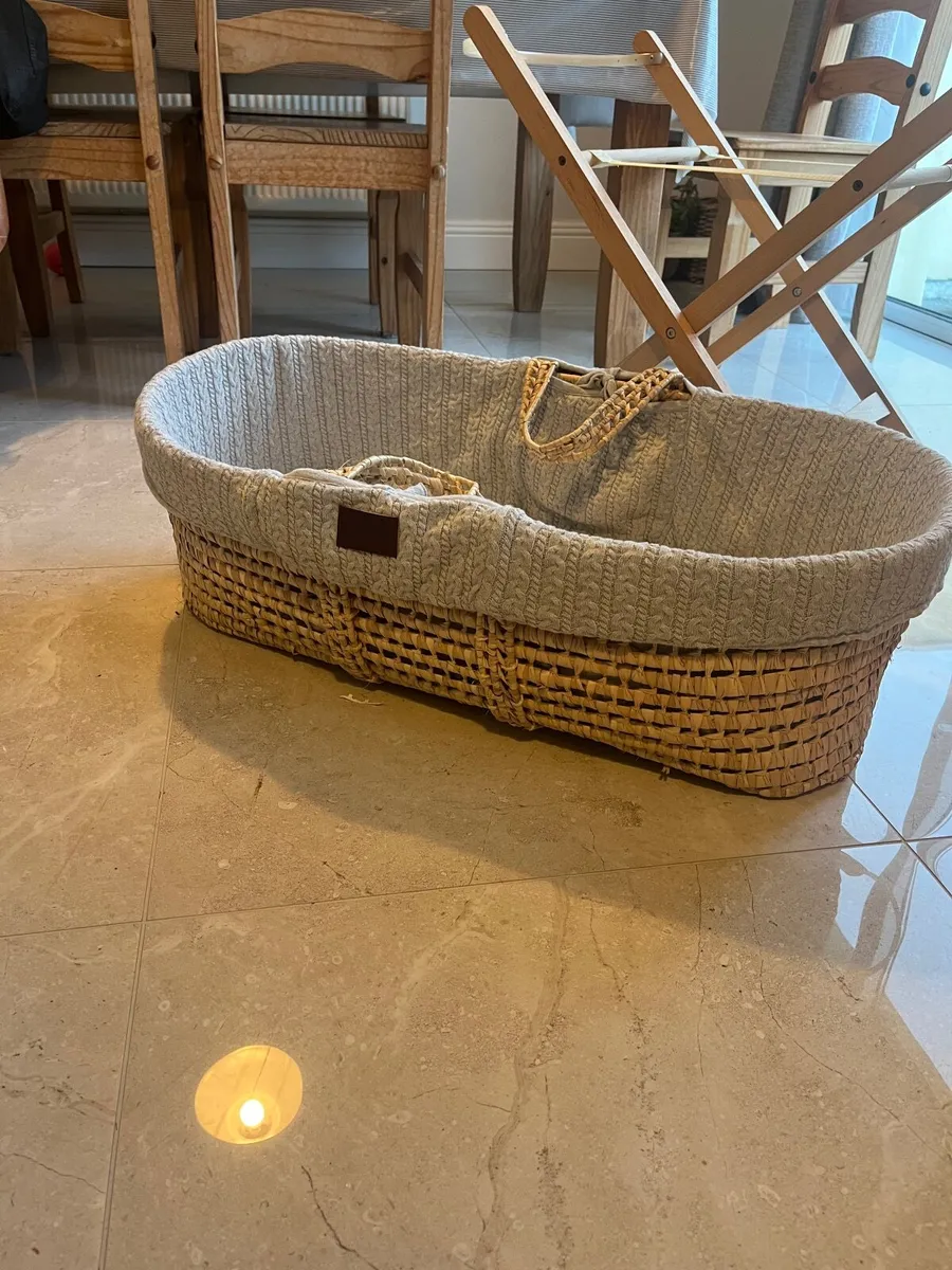 Green sheep Moses basket and stand - Image 4