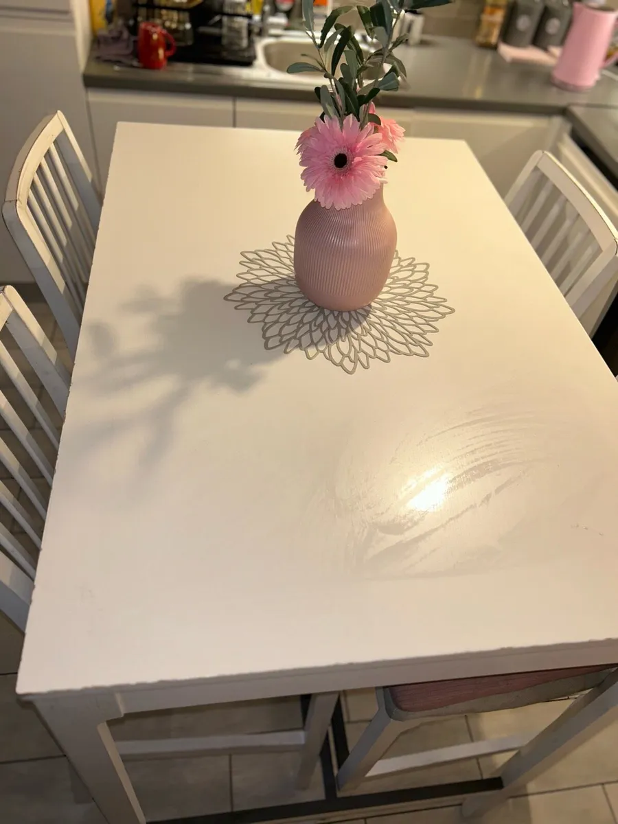 Kitchen bar table with four high chairs - Image 1