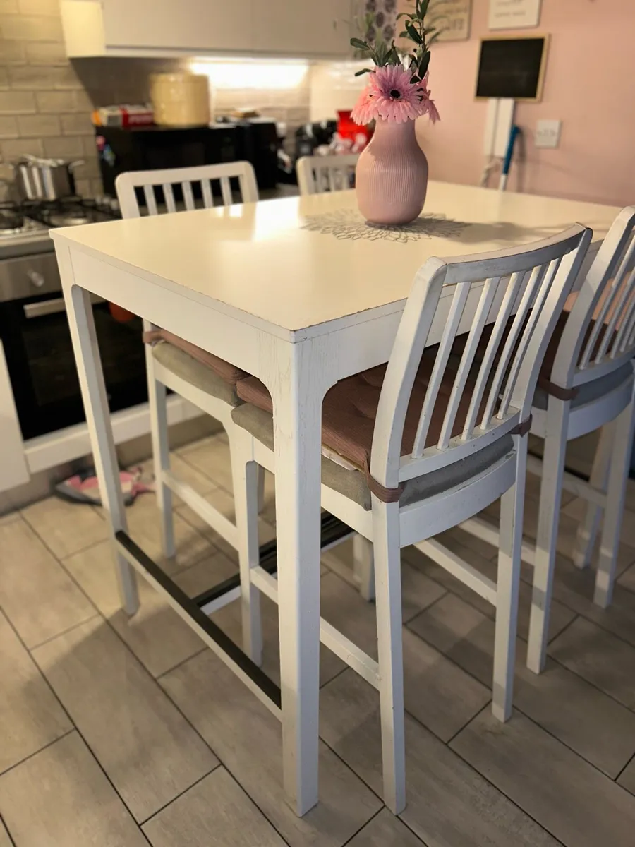 Kitchen bar table with four high chairs - Image 2
