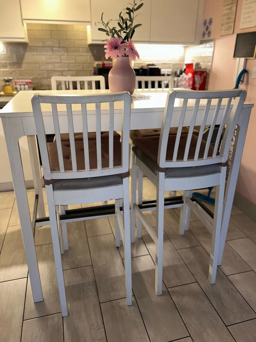 Kitchen bar table with four high chairs - Image 4