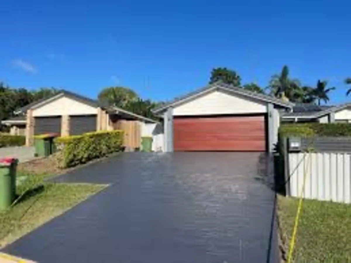Roof/driveway paint - Image 4