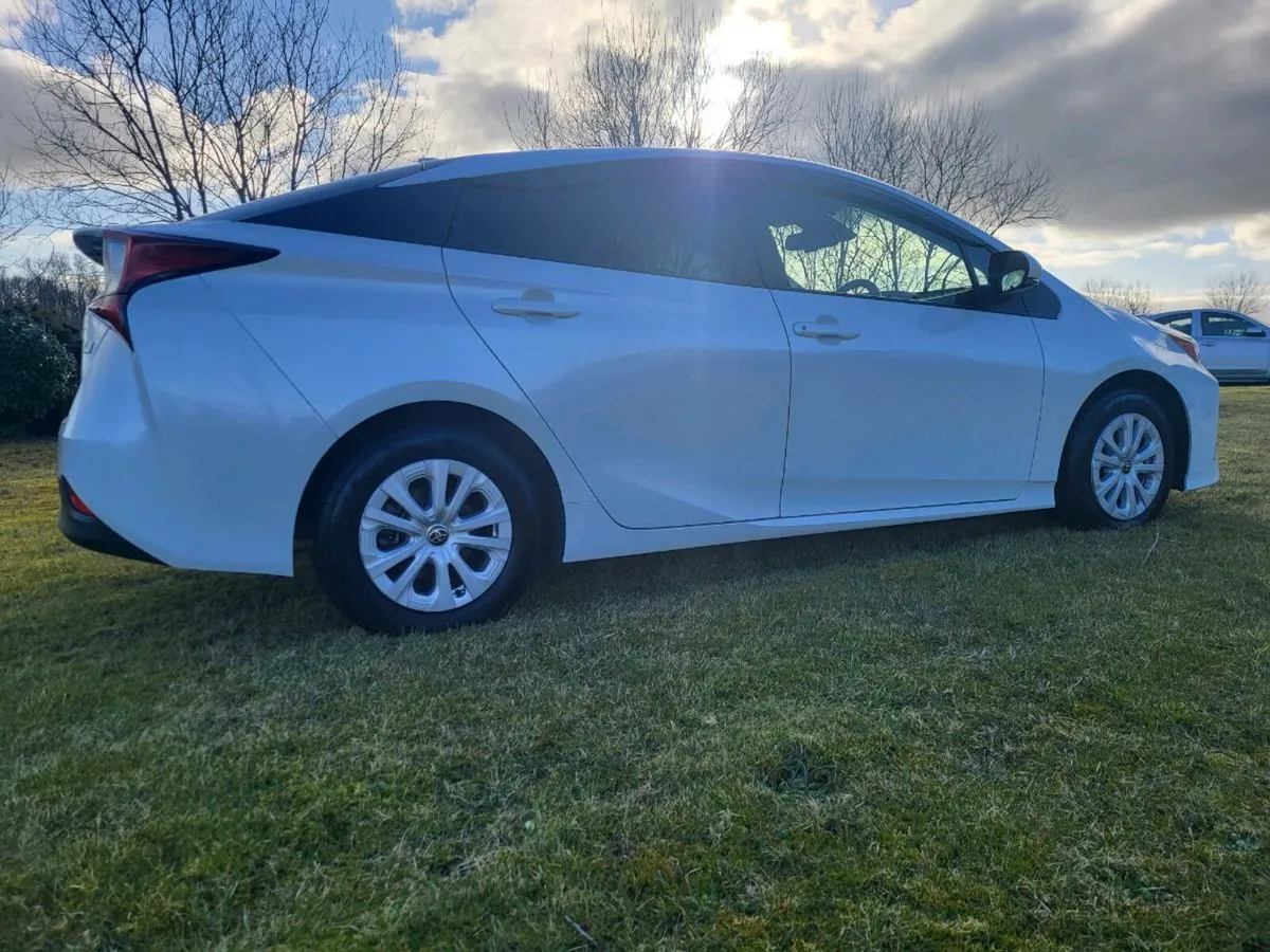 2020 Toyota Prius hybrid pearl white new model - Image 2
