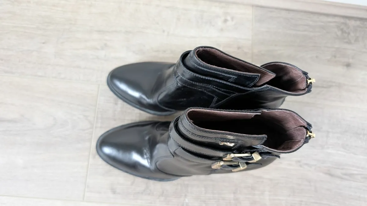 Black heeled  boots - Image 1