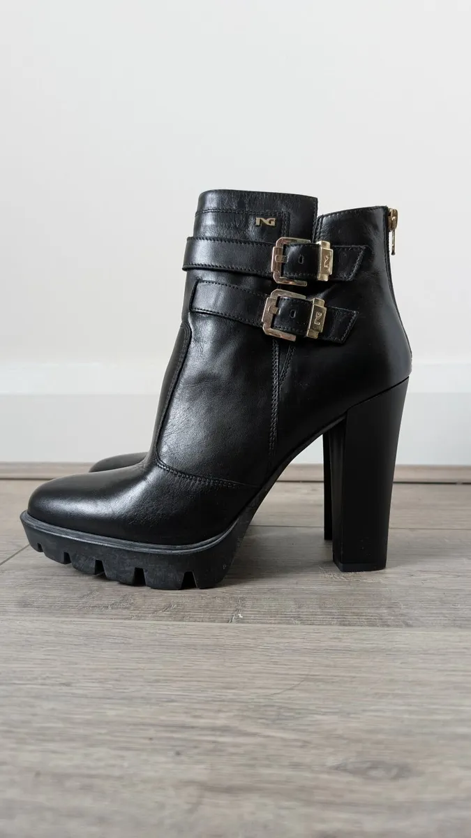 Black heeled  boots - Image 2