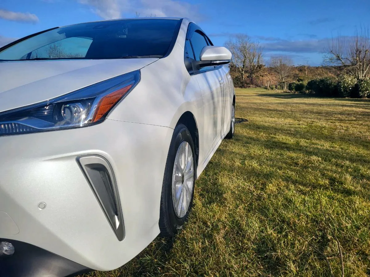 2020 Toyota Prius hybrid pearl white new model - Image 4