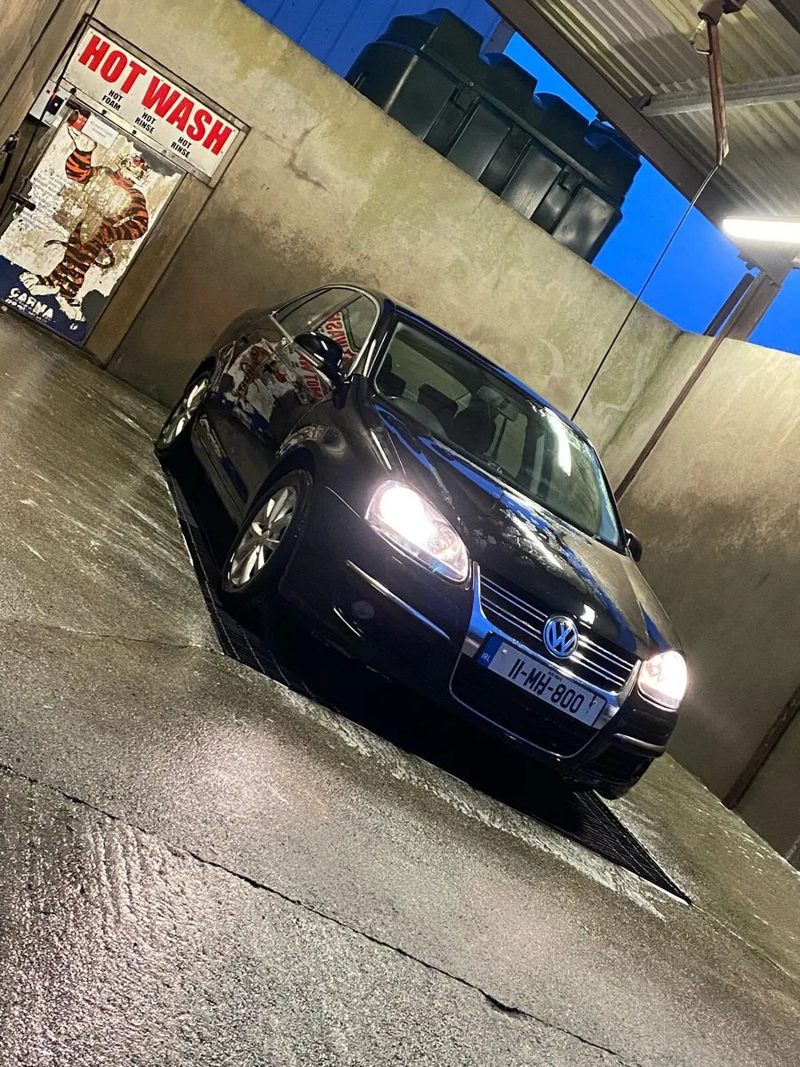 Volkswagen Jetta 2011 - Image 2