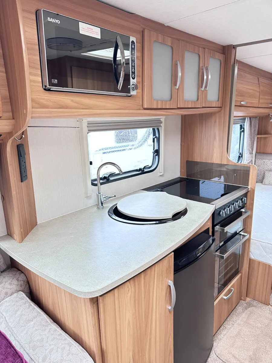 ✨STUNNING LUNAR CLUBMAN 4 BERTH FIXED SINGLE BEDS✨ - Image 4