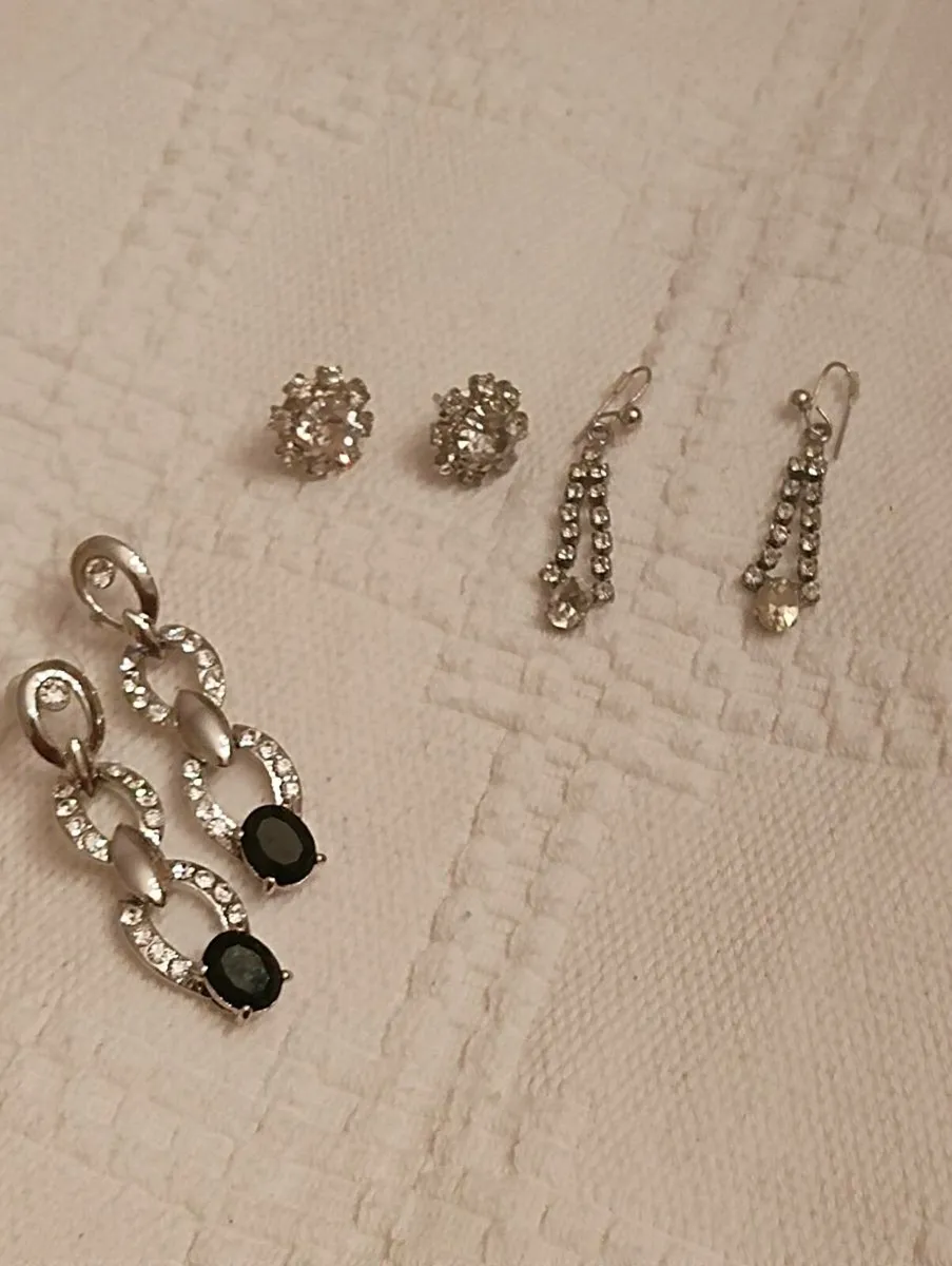 Beautiful set of occasional earrings. - Image 2