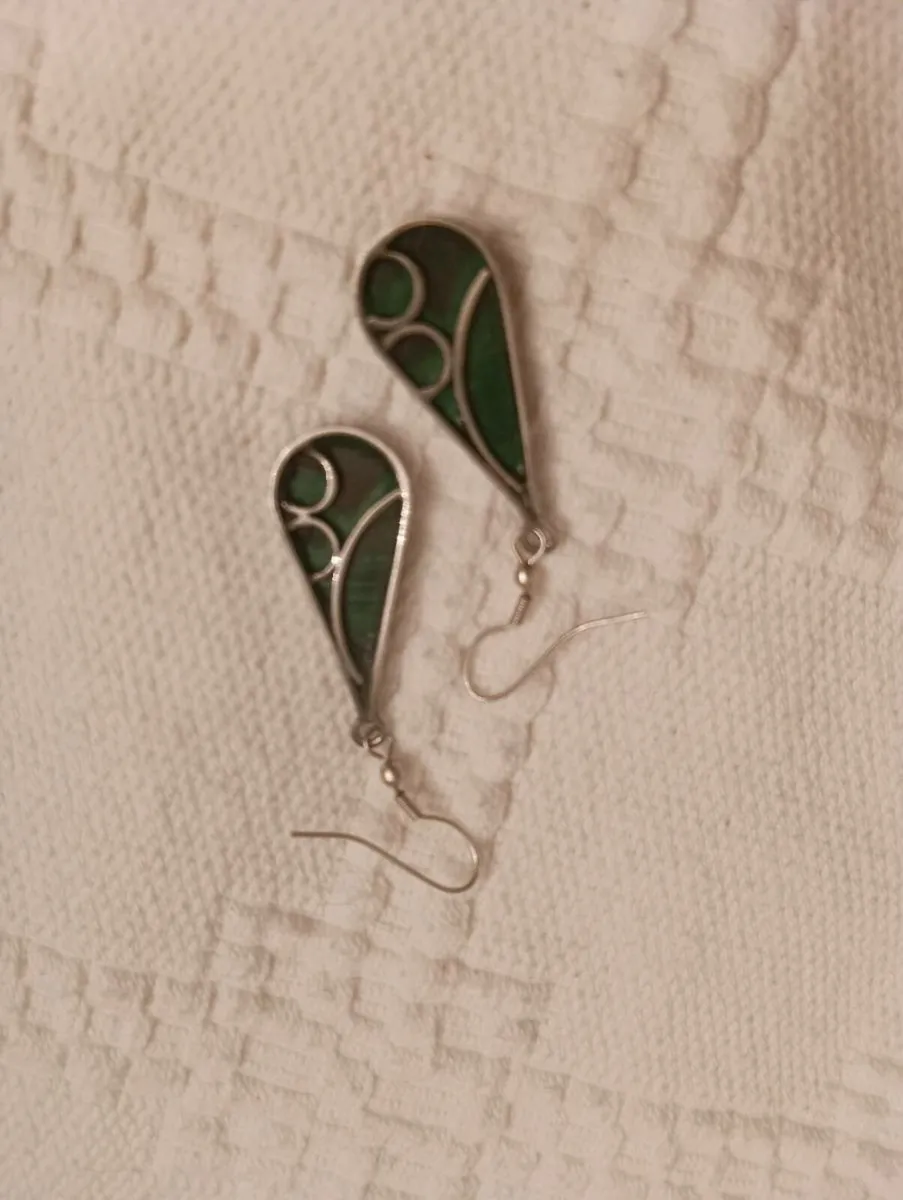 Beautiful vintage style earrings. - Image 4