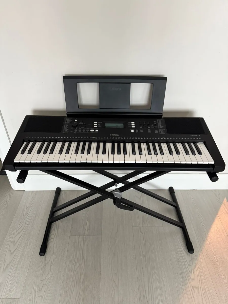 Piano 	Yamaha PSR‑E373 - 61 keys