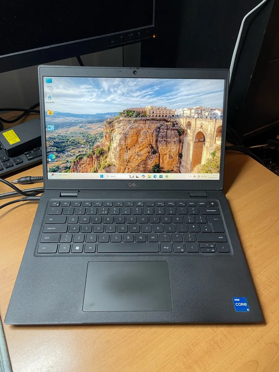 Dell laptop i5 11th generation win 11 - Image 1