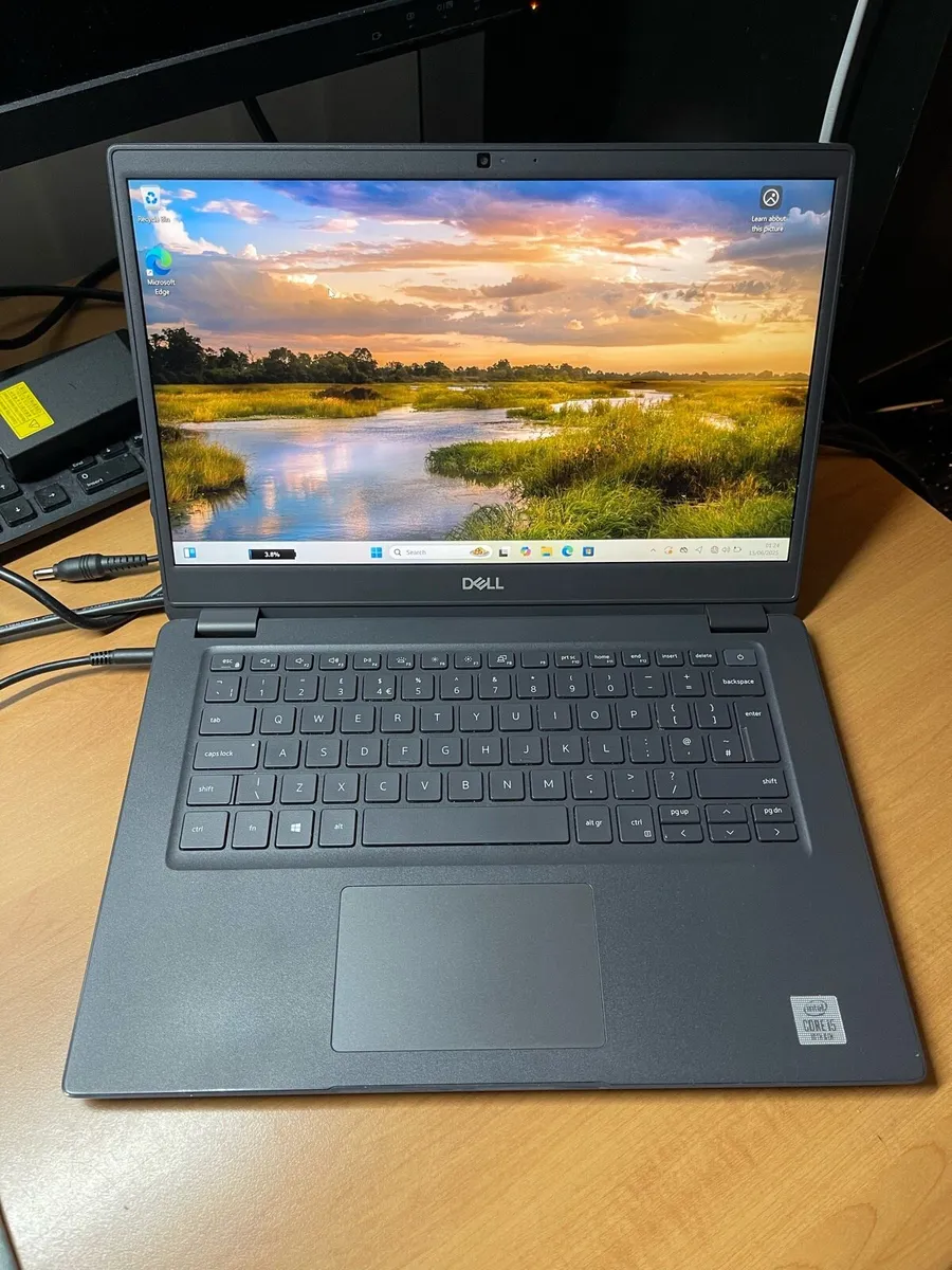Dell laptop i5 10th gen 8-512 win 11 - Image 1