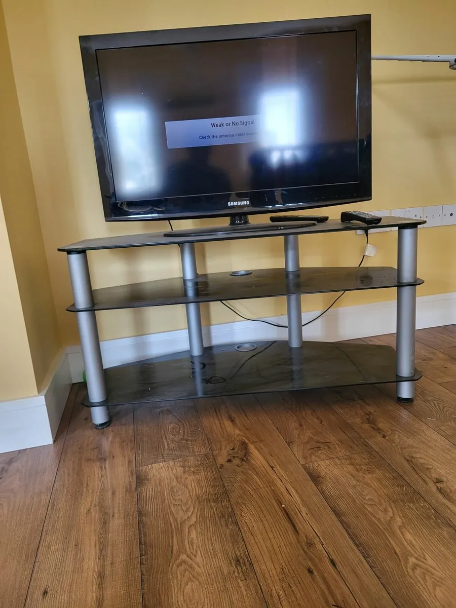 Samsung 28" TV & Stand - Image 1