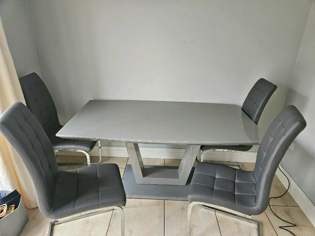 Glass table & 4 chairs - Image 3