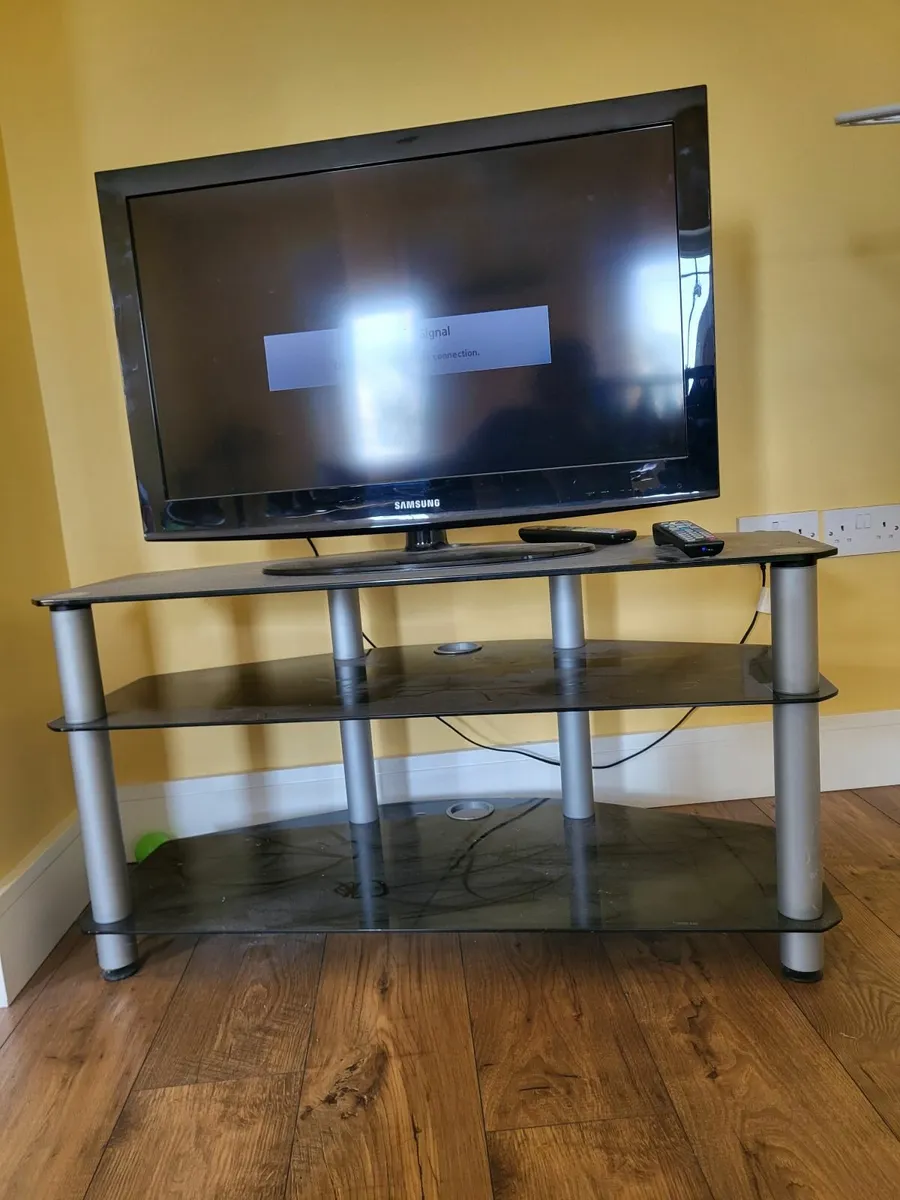 Samsung 28" TV & Stand - Image 2