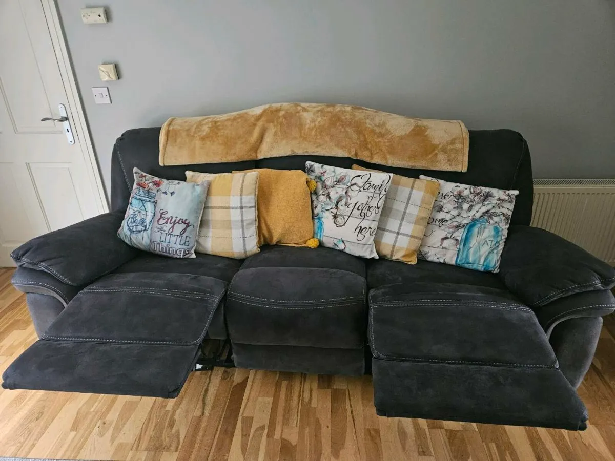 3+1 recliner couch and armchair - Image 3