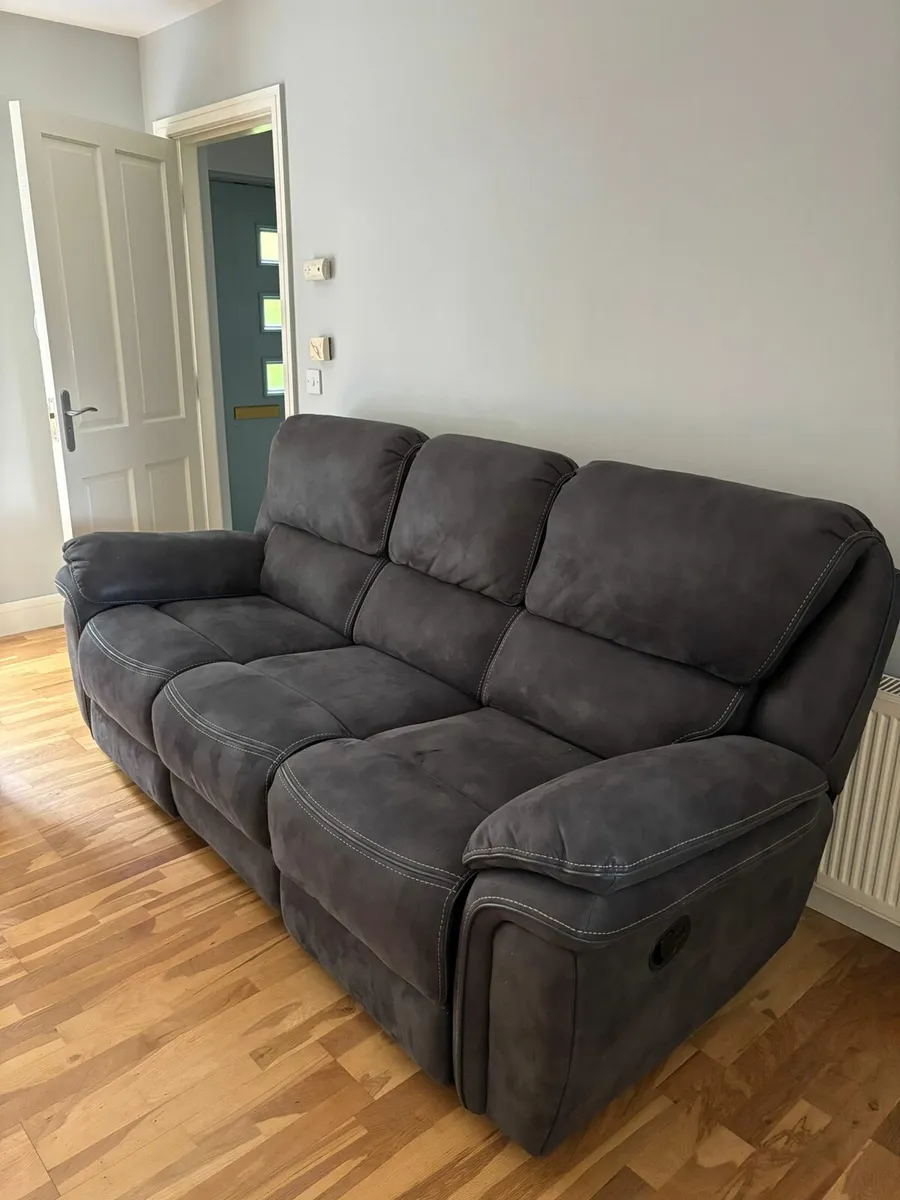 3+1 recliner couch and armchair - Image 4