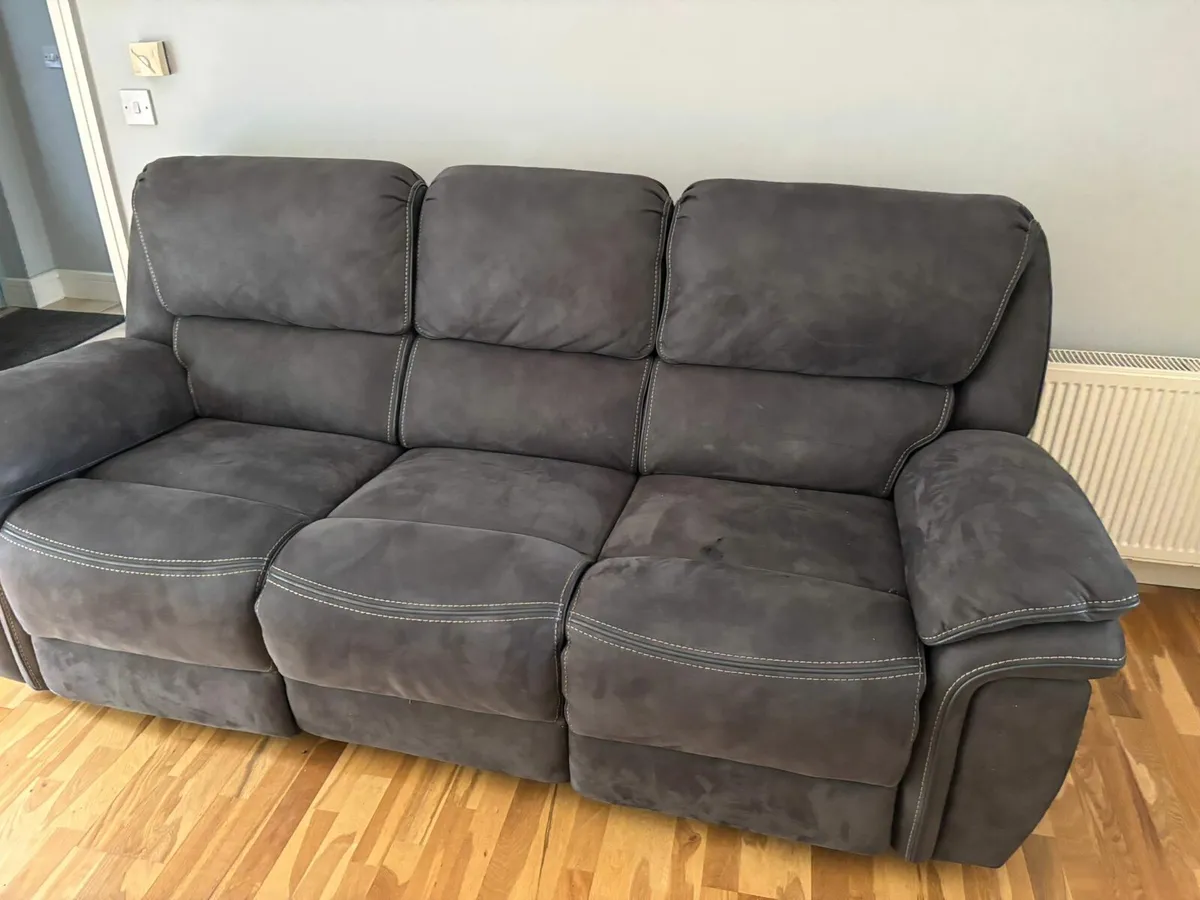 3+1 recliner couch and armchair - Image 1