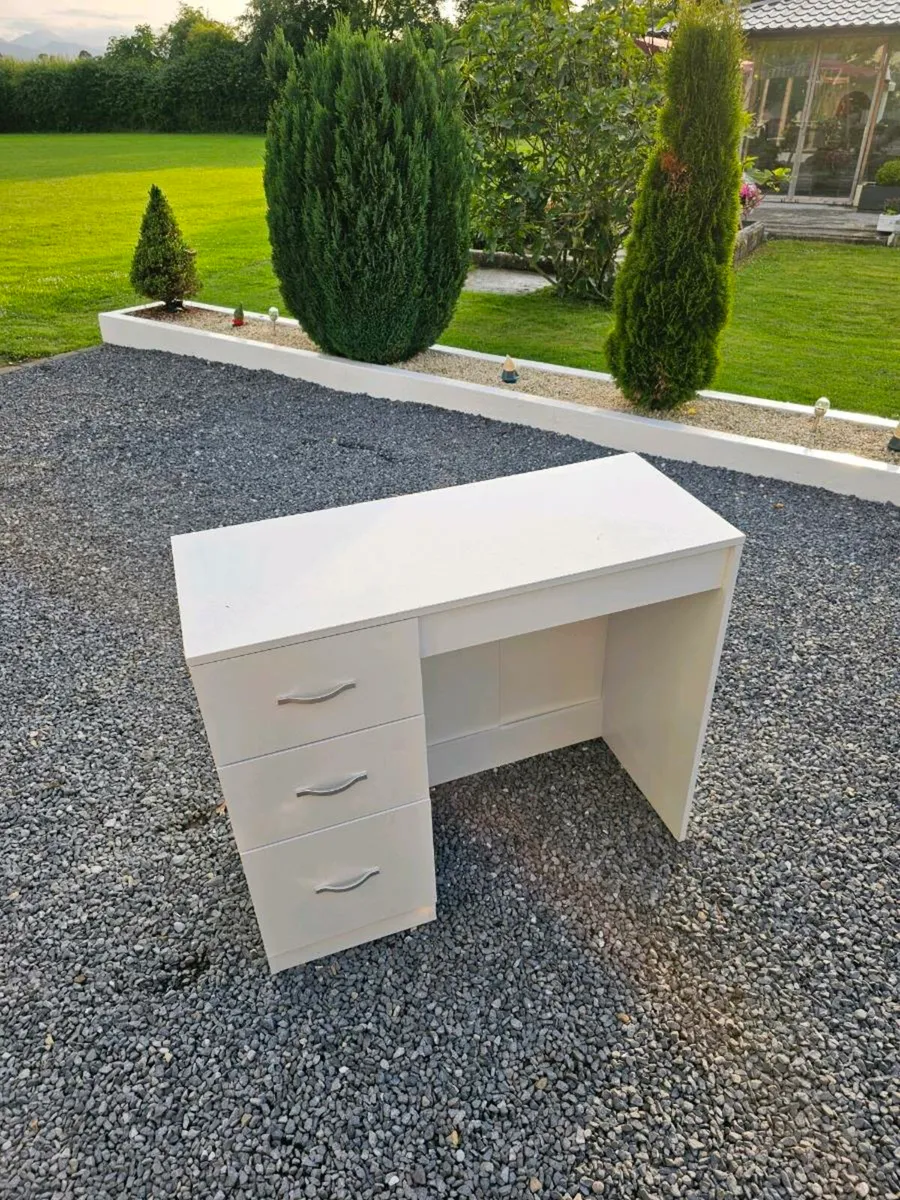 Computer desk - Image 1