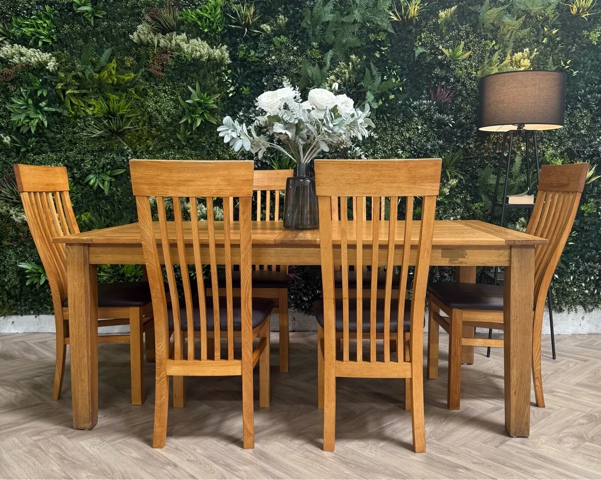 Oak kitchen table & 6 chairs - Image 1