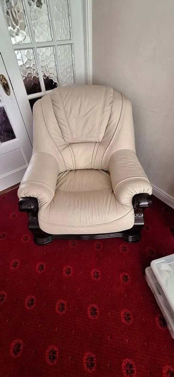 3 piece leather sofa and chairs - Image 3