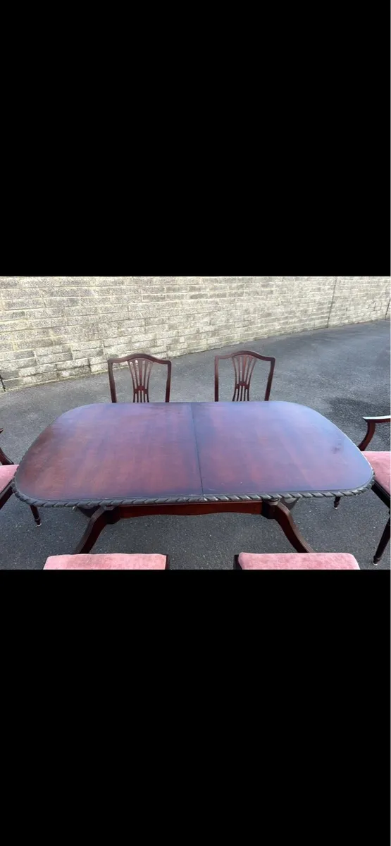 Table and chairs - Image 2