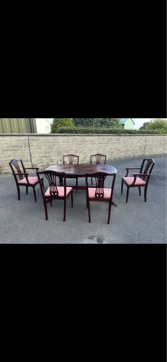 Table and chairs - Image 3