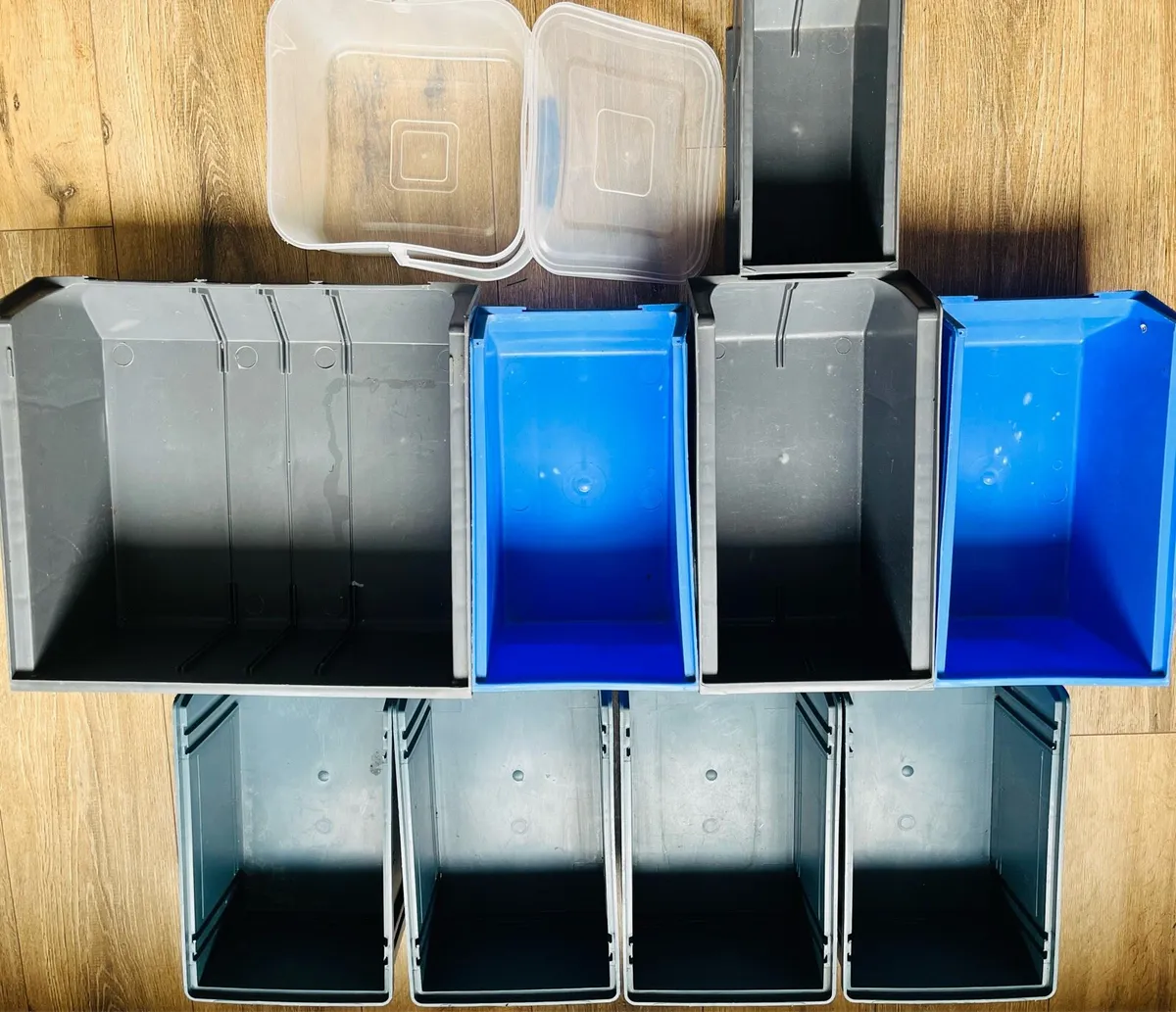 10 hard plastic boxes together €30 - Image 3