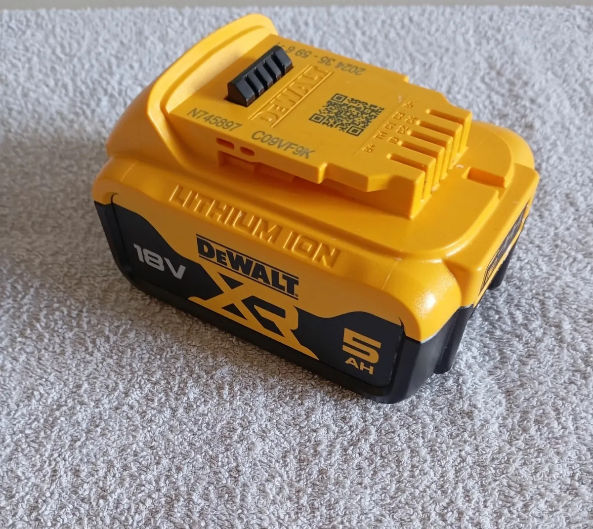 DeWalt Fast Charger & Battery - Image 2