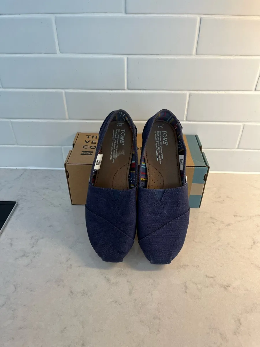 Toms Navy shoes size 5 €19 (cost €52) - Image 3