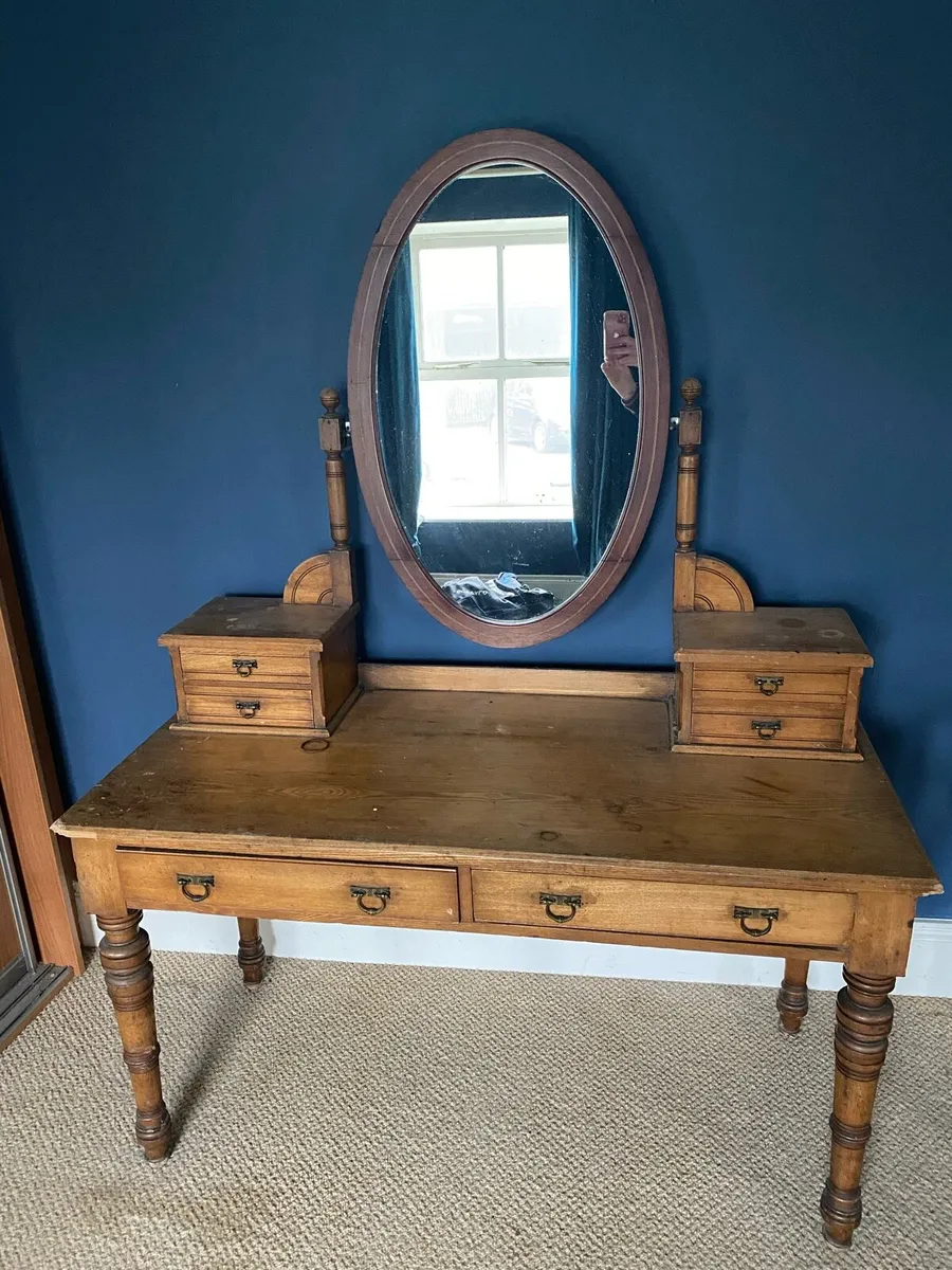 Vanity table with mirror - Image 1