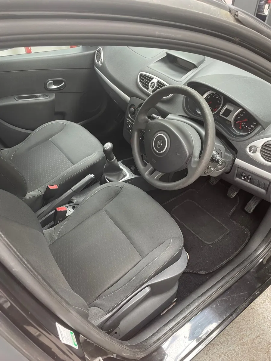 Renault Clio 2010 - Image 2