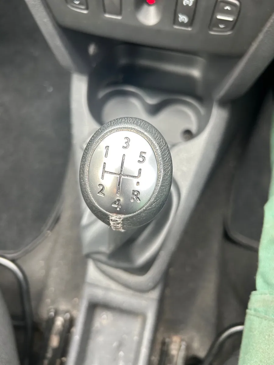 Dacia Logan 2014 Manual 1.1 petrol - Image 2