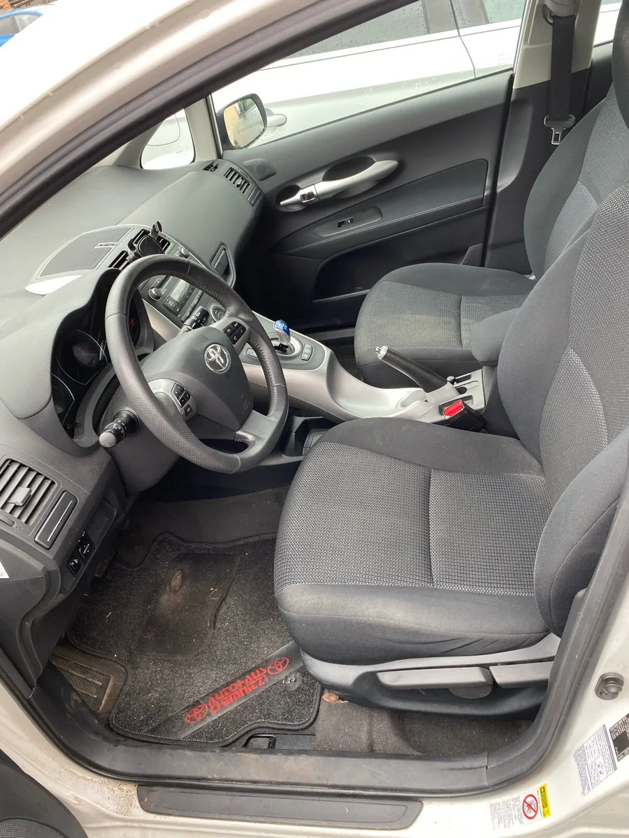 Toyota Auris Hybrid / left hand drive - Image 4