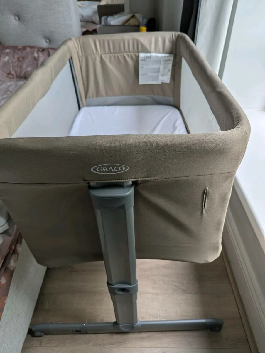 Graco Sweet2sleep bedside crib - Image 3