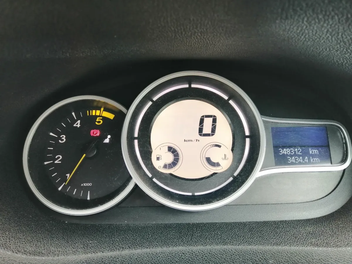 Renault Fluence 2011 - Image 3