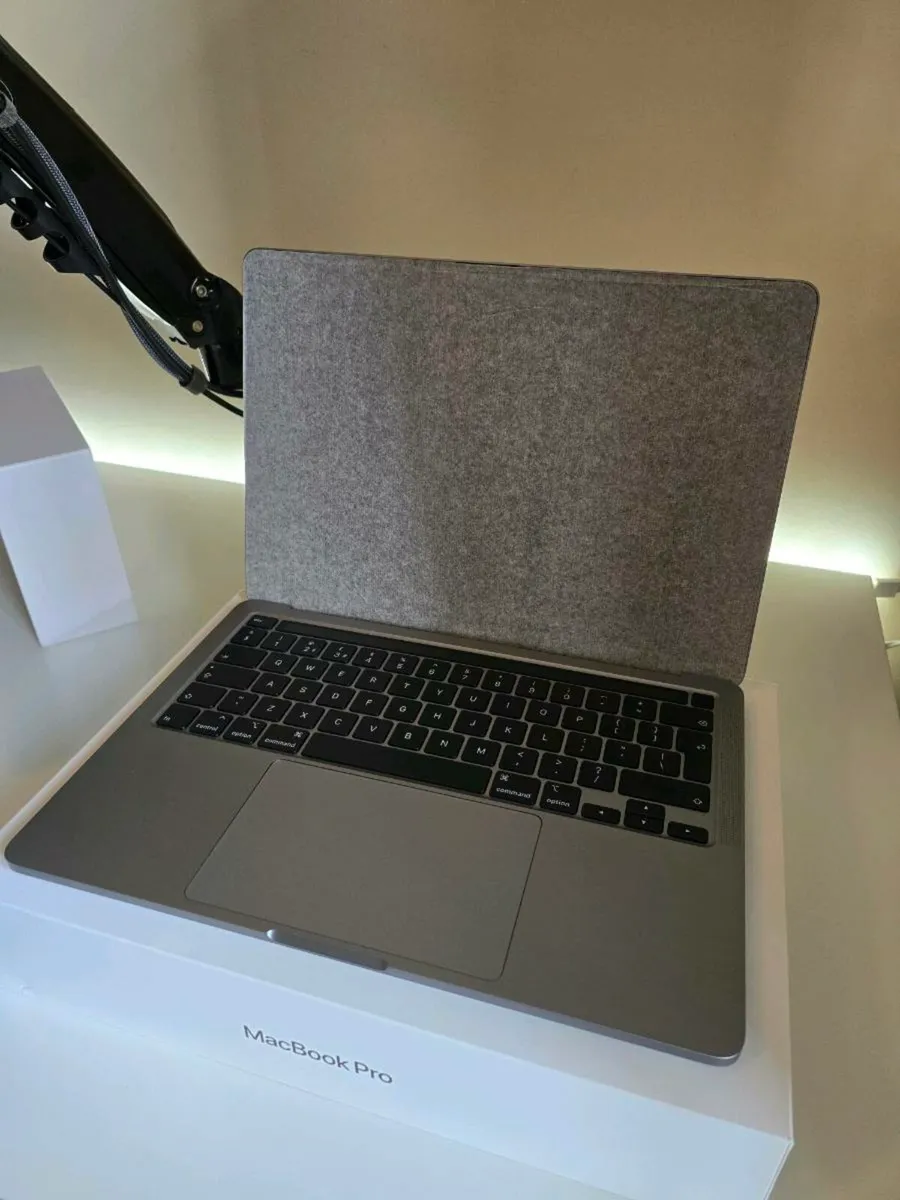 MacBook Pro 13inch (A2251) i7 2.3GHz 32GB RAM 1TB - Image 2
