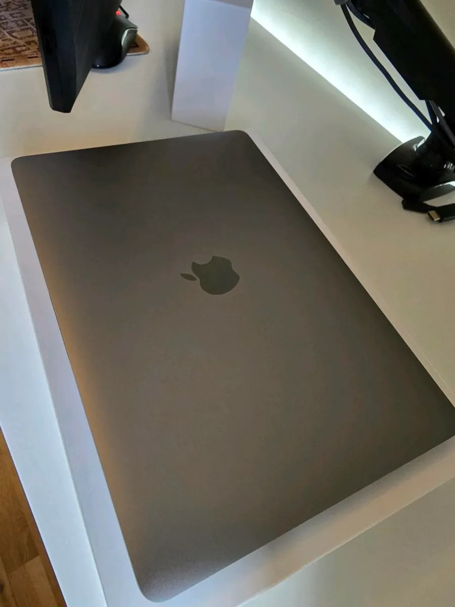 MacBook Pro 13inch (A2251) i7 2.3GHz 32GB RAM 1TB - Image 3