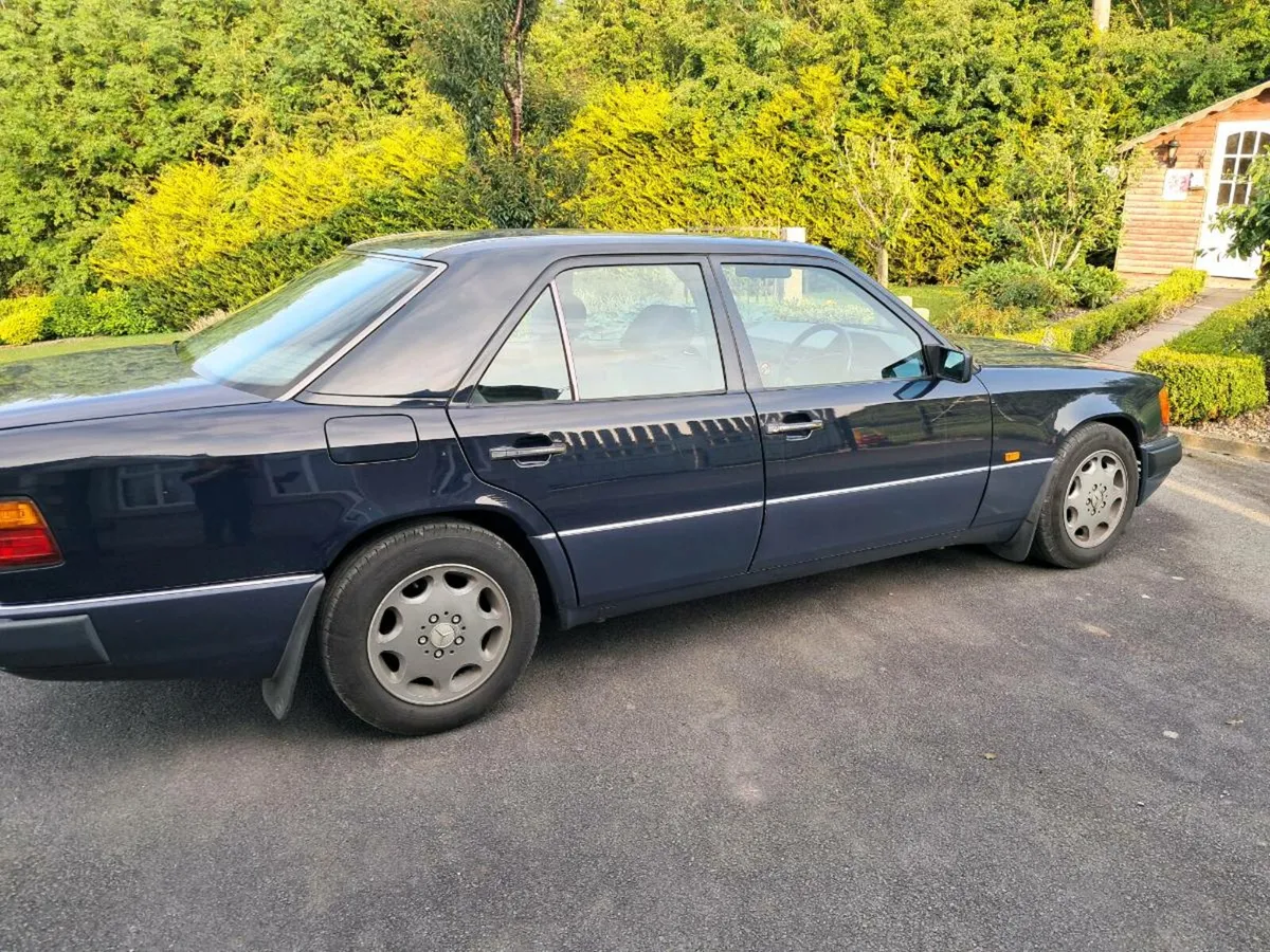 Mercedes e300d - Image 2