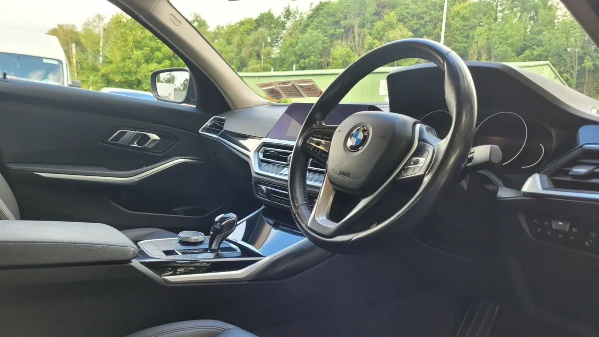 BMW 3-Series 2019 - Image 4