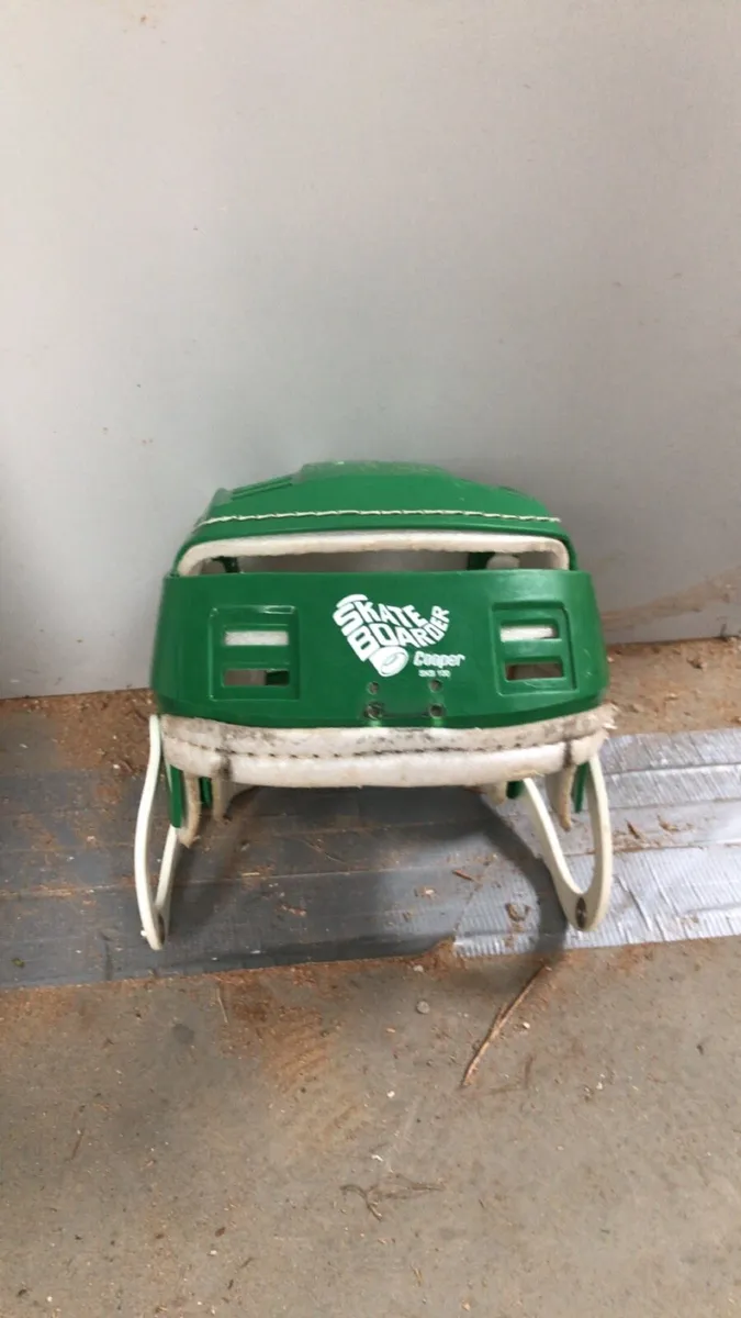 Green skateboard helmet - Image 1
