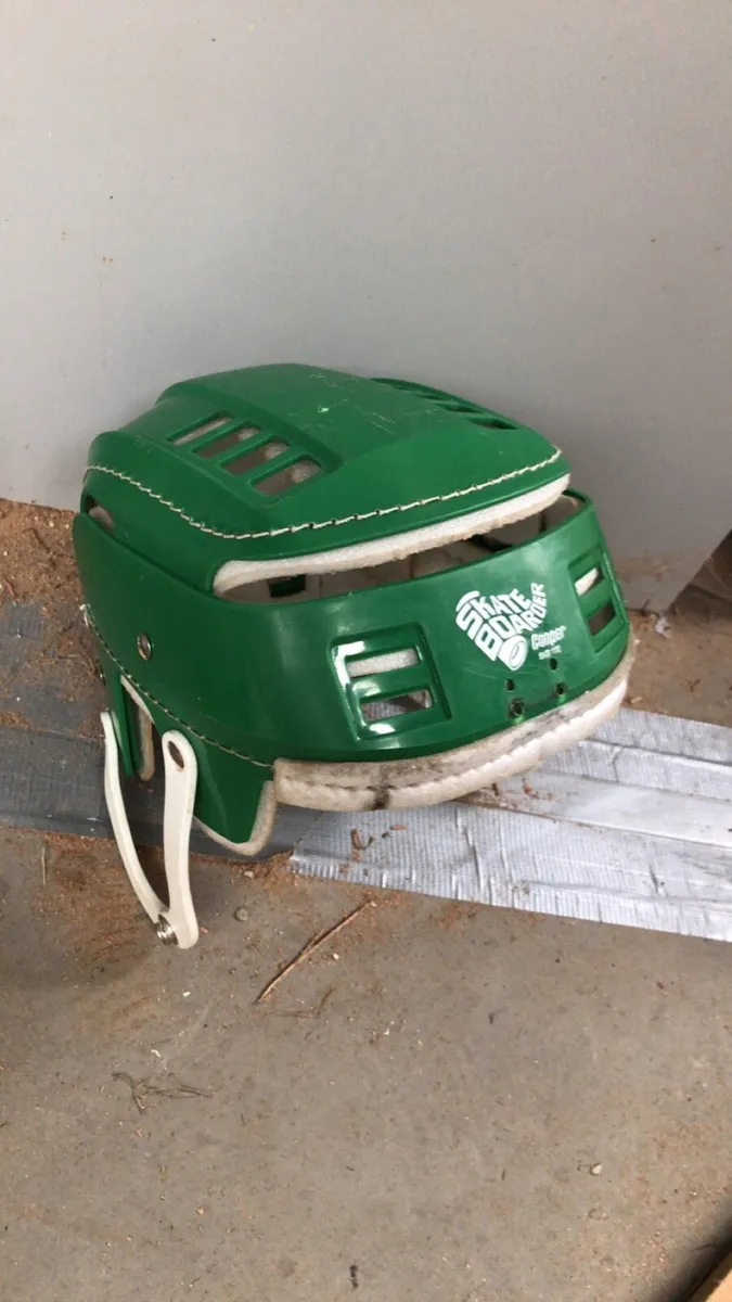 Green skateboard helmet - Image 2