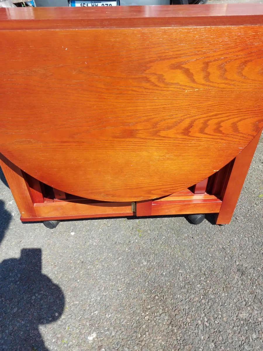 Table and chairs - Image 2