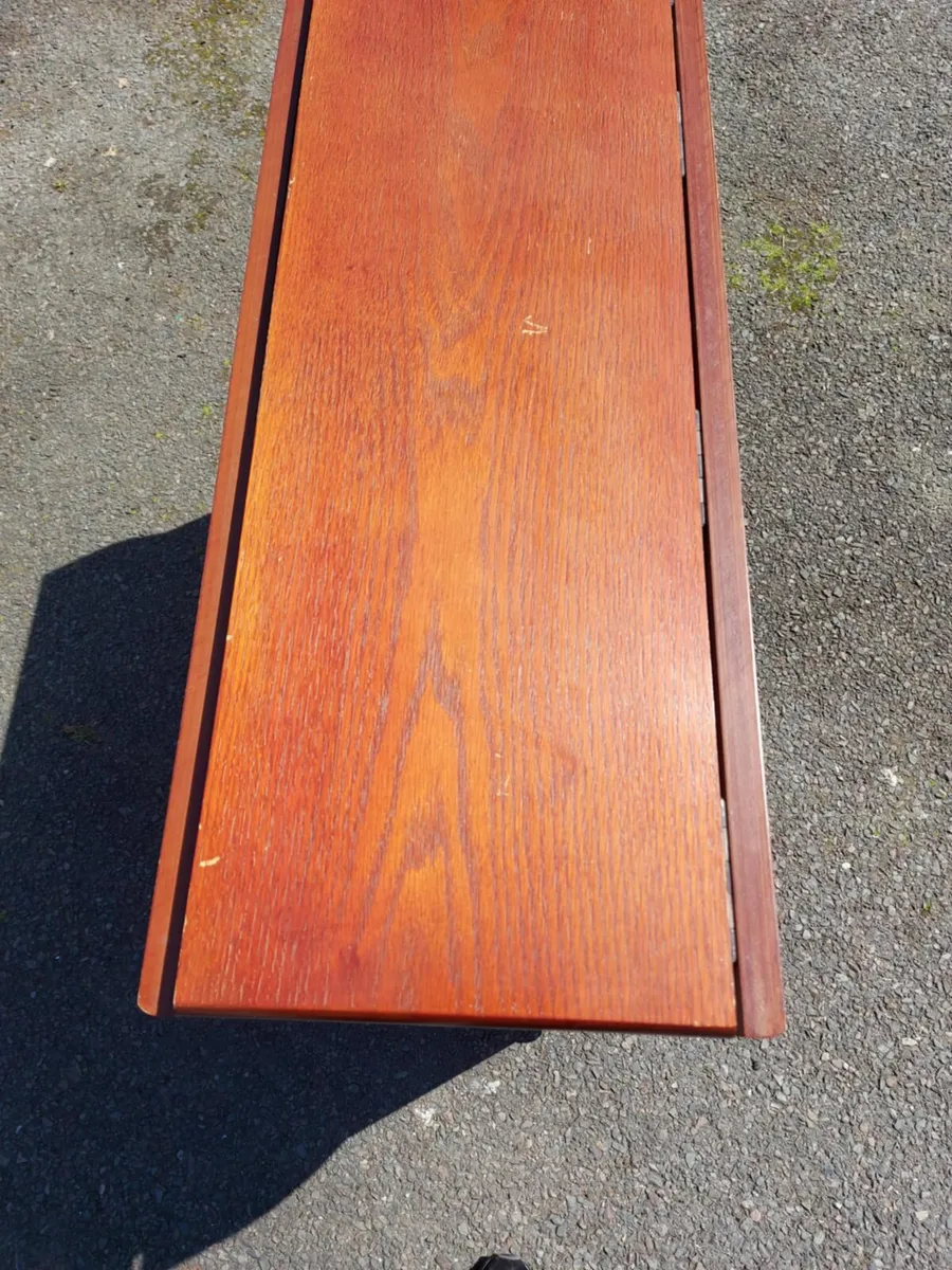 Table and chairs - Image 4