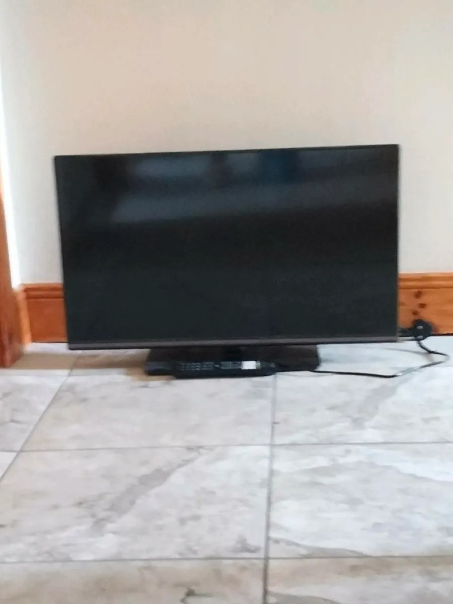 TV ,bed, electric stove, fireplace - Image 3